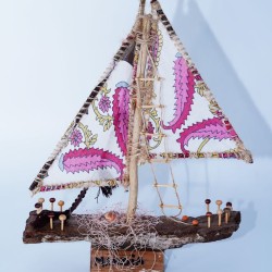 Un bateaux en bois avec un voile de mer rose Un bateaux en bois avec un voile de mer rose